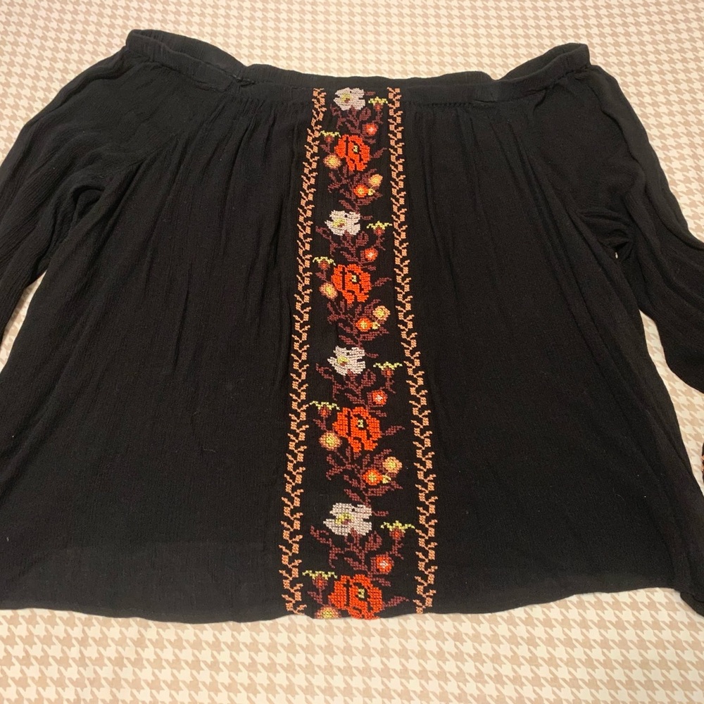 Old Navy black off the shoulder top with embroidery. Bohemian style. Size XXL.